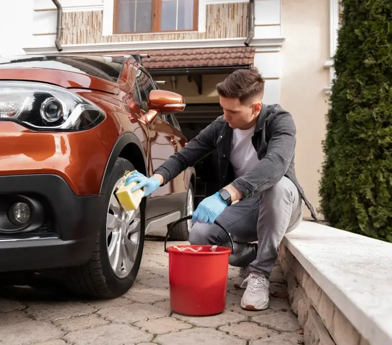 Lavage auto à domicile Vensat : professionnel intervenant sur un véhicule